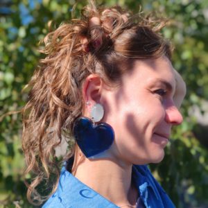 BO clip Francine Bramli plaque coeur translucide bleue marine