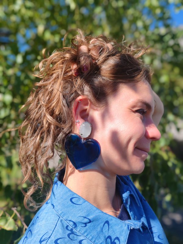 BO clip Francine Bramli plaque coeur translucide bleue marine