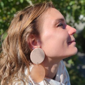 BO clip Francine Bramli plaque ovale beige et taupe