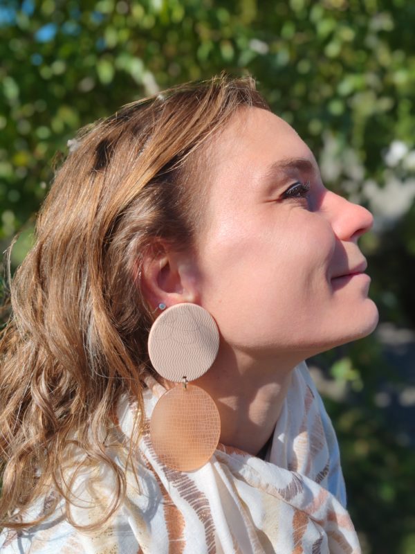 BO clip Francine Bramli plaque ovale beige et taupe