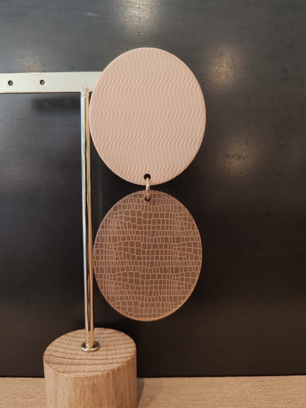 BO clip Francine Bramli plaque ovale beige et sable relief